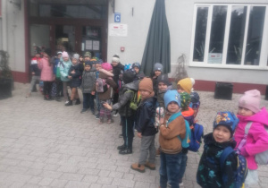 Dzieci w parach przed wejściem do Teatru Piccolo
