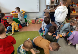 Dzieci z placówek bawią się w przedszkolnej sali - następne ujęcie.