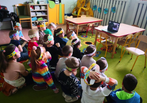 Dzieci siedzą i słuchają informacji na temat zagrożeń ziemi