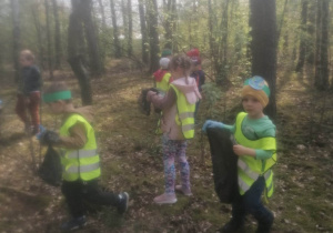 Dzieci sprzątają las