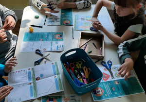 Dzieci wypełniają karty pracy - w ramach realizacji programu Kubusiowi Przyjaciele Natury.