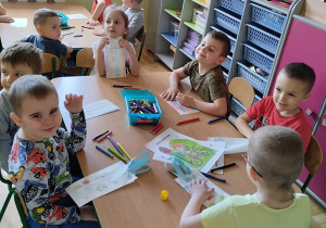Dzieci z grupy 3,4,5 latków kolorują obrazki o tematyce ekologicznej.