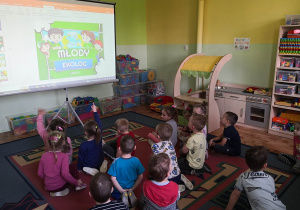 Przedszkolaki oglądają prezentację multimedialną "Mały ekolog" w ramach akcji "Dzieci uczą rodziców".