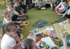 Dzieci z grupy 5-6 latków siedzą w kole i słuchają opowiadania o Amadeuszu