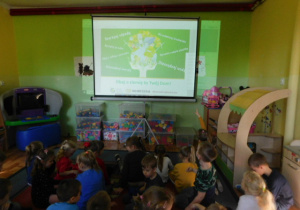 Przedszkolaki oglądające prezentację pt."Młody ekolog"