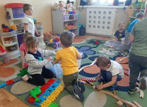 Dzieci bawią się ulubionymi zabawkami na sali przedszkolnej.