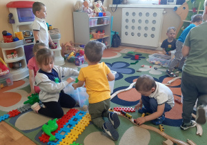 Dzieci bawią się ulubionymi zabawkami na sali przedszkolnej.