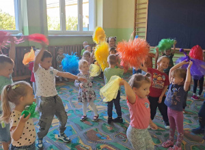 Dzieci tańczą na holu przedszkolnym z pomponami