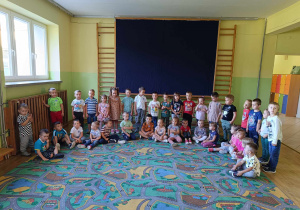Grupa 3-4 latków i 5- 6 latków podczas grupowego zdjęcia w holu przedszkolnym
