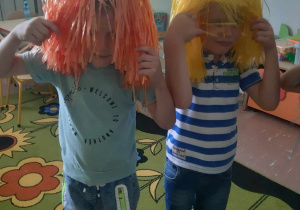 Dzieci z pomponami na głowach w czasie zabawy