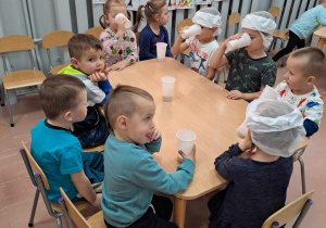Dzieci z grupy starszaków podczas degustacji soku