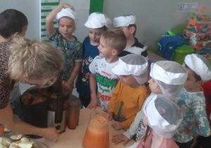 Dzieci oglądają powstały sok z sokowirówki