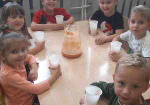Dzieci z grupy starszaków podczas degustacji soku