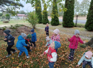 Dzieci na jesiennym spacerze