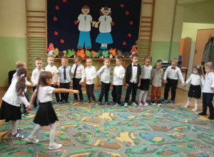 Dzieci 5-6 letnie podczas zabawy muzyczno-ruchowej