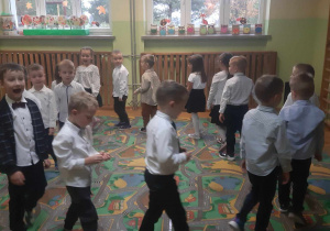 Dzieci w kole tańczą przy piosence.