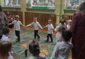 Dzieci z młodszej grupy tańczą w kole