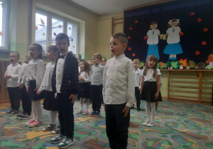 Dzieci podczas śpiewu piosenki.