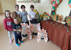 Przedszkolaki prezentują wykonane sylwety "rodziny jeży".