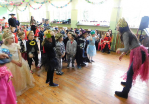 Dzieci naśladujące taniec prowadzącej