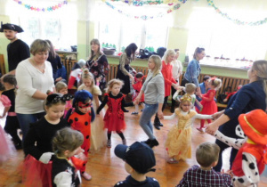 Przedszkolaki tańczące z rodzicami w kółeczku
