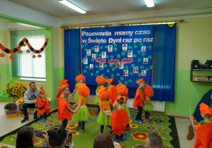 Dzieci w dyniowych kostiumach prezentują taniec "Jesienny kujawiaczek".