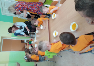 Dzieci smakują dyniowe potrawy.