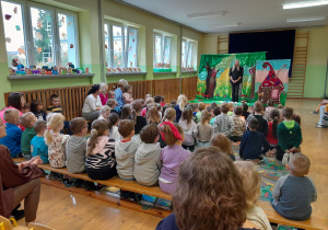 Dzieci oglądają przedstawienie o Jasiu i Małgosi.