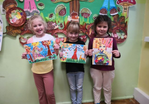 Dziewczynki prezentują jesienne prace na konkurs "Portret Pani Jesieni".