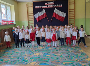 Dzieci śpiewają na holu przedszkolnym hymn Polski