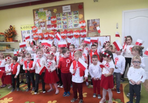 Dzieci machają flagami i śpiewają piosenkę "To jest mój kraj".