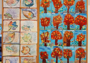 Wystawa prac plastycznych przedszkolaków, a na niej prace przedstawiające jesienne liście malowane techniką frottage przez dzieci z grupy 5,4,3 latków, oraz jesienne drzewa malowane farbą i wyklejane papierem kolorowym przez grupę 5, 6latków.