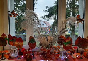 Wystawa darów jesieni: dyń, traw, szyszek oraz dekoracji jesiennych wykonanych przez dzieci.