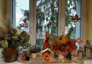 Wystawa darów jesieni: dyń, traw, szyszek oraz dekoracji jesiennych wykonanych przez dzieci. kolejne ujęcie.