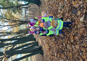Dzieciaki na jesiennym spacerze.