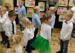 Dzieci ustawione w parach prezentujące umiejętności taneczne
