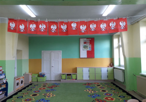 Godła Polski wykonane przez przedszkolaków ozdabiają salę przedszkolną.