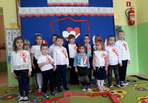 Przedszkolaki śpiewają Mazurka Dąbrowskiego.