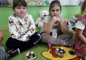 Dzieci prezentują wykonane "misiowe kanapki".