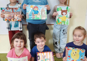 Przedszkolaki prezentują swoje prace na konkurs "Mój Bajkowy Miś".