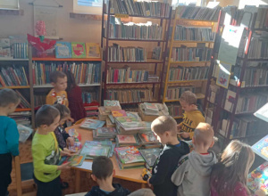 Dzieci w bibliotece oglądają książki