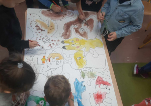 Dzieci malują odrysowane swoje misie