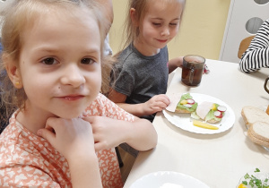 Dziewczynki prezentują przygotowane przez siebie estetyczne zdrowe kanapki.