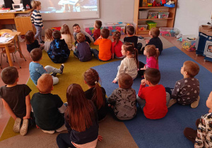 Dzieci oglądają film na tablicy interaktywnej