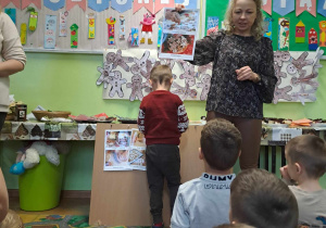 Nauczycielka w czasie prezentowania ilustracji