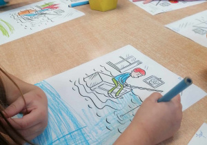 Dzieci kolorują obrazki z postaciami z wiersza A. Fredra