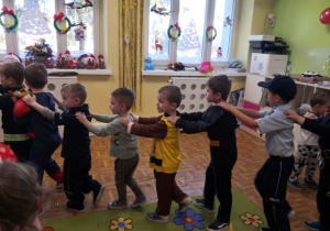 Chłopcy ustawieni "w pociąg" podczas zabawy muzycznej.