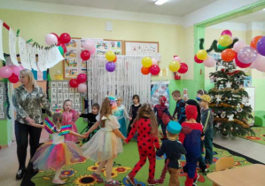 Zabawy taneczne dzieci podczas balu.