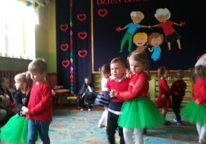 Grupa dzieci młodszych tańczy w parach.