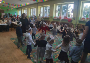 Dzieci młodsze tańczą w kole przy piosence